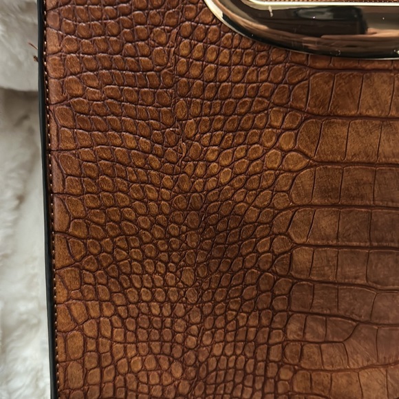 Brown faux crocodile leather purse with handles adjustable strap. - Picture 6 of 10